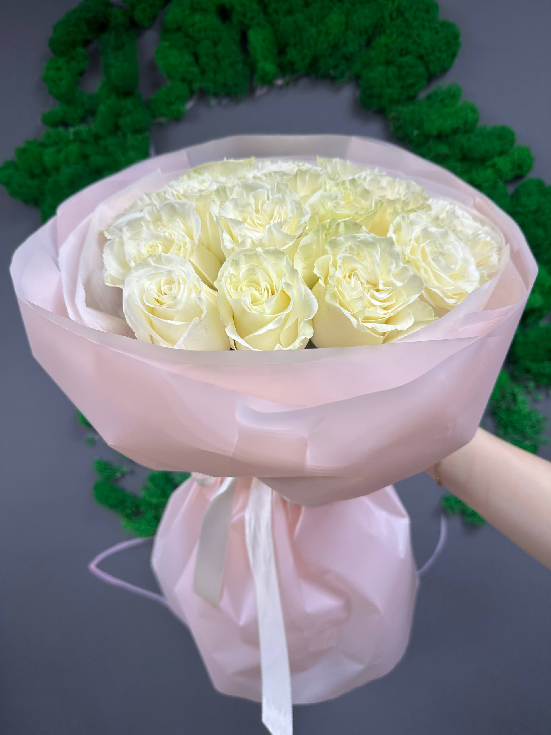 15 белых роз