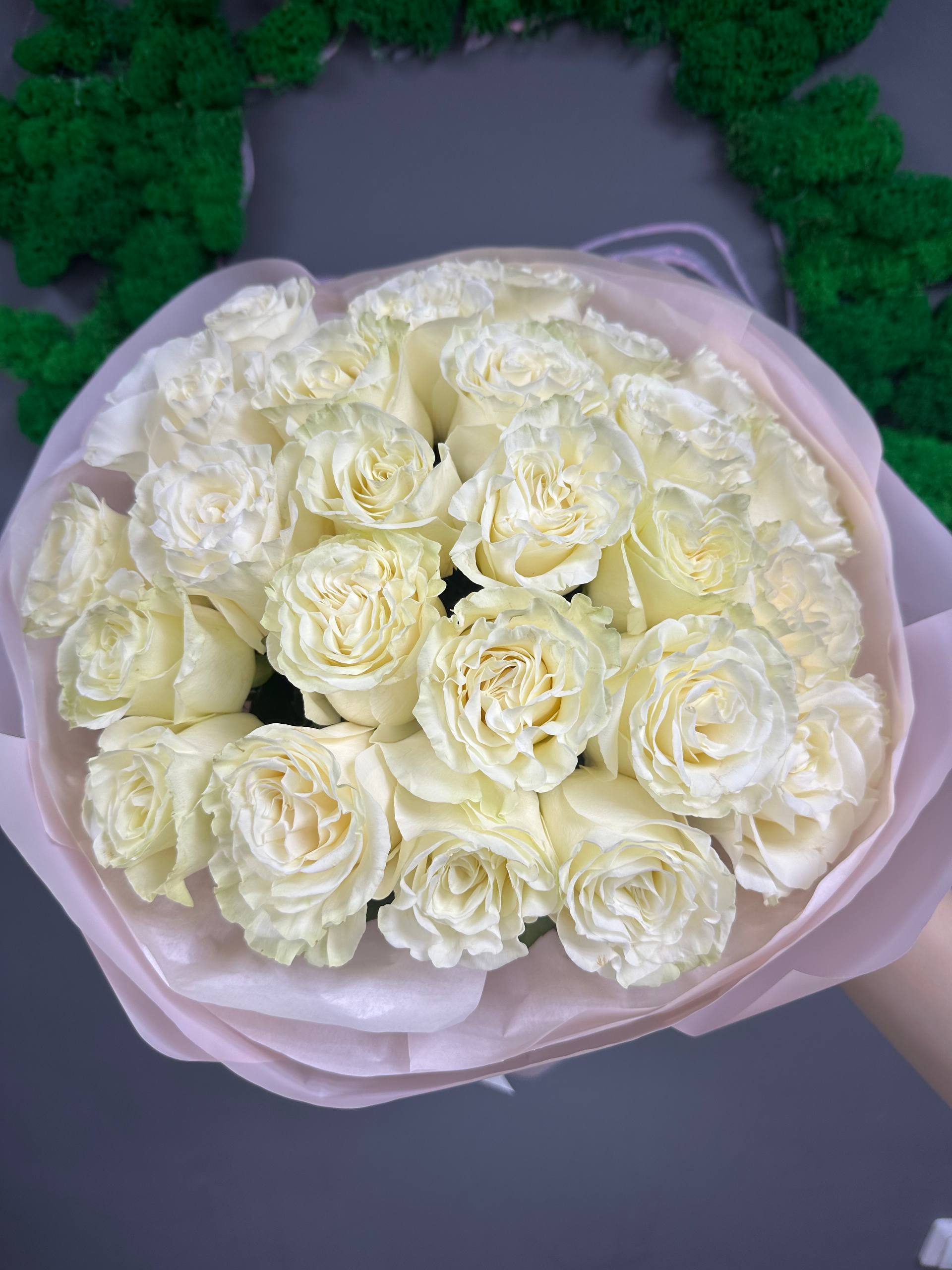 25 белых роз