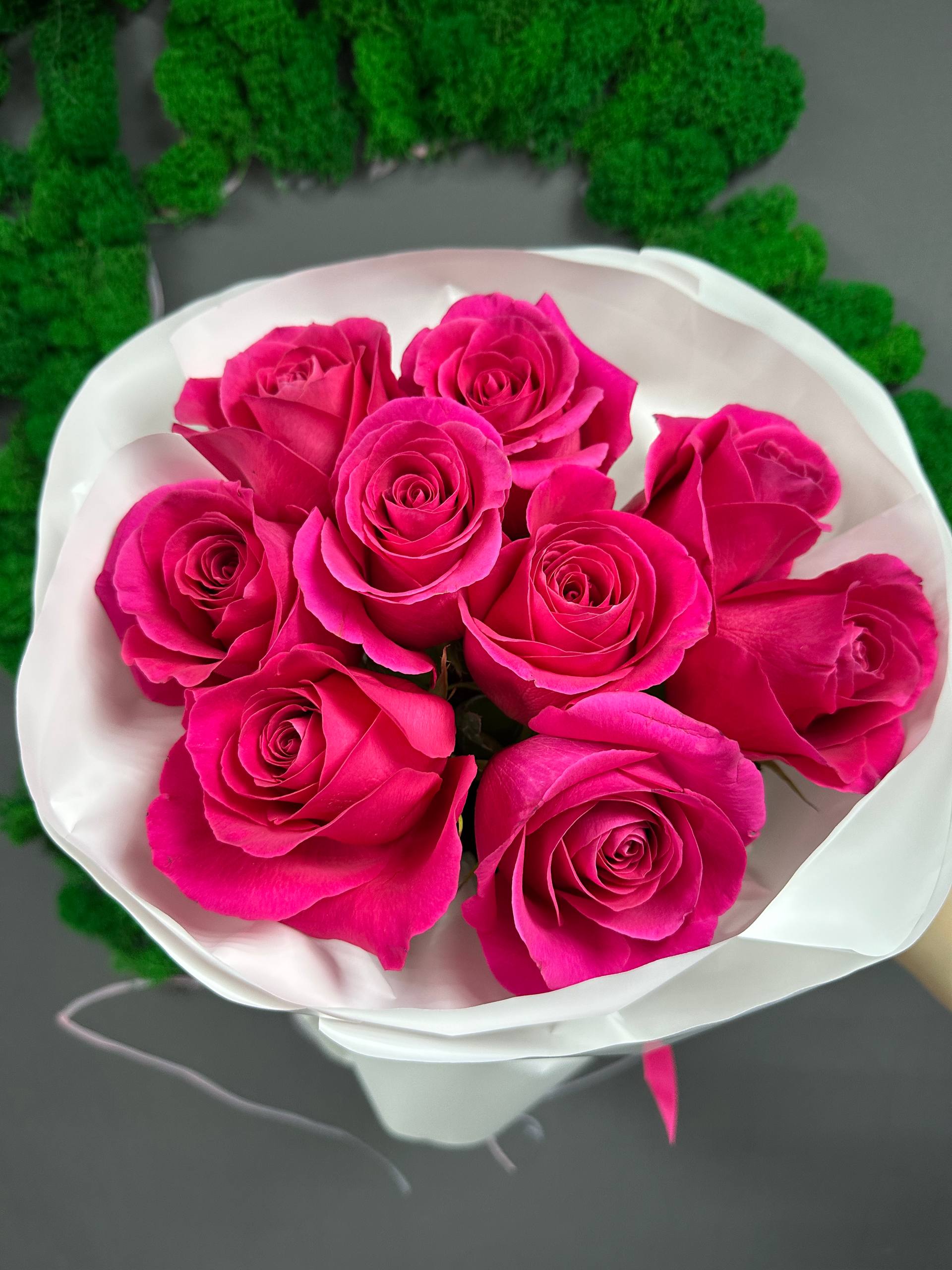 9 розовых роз