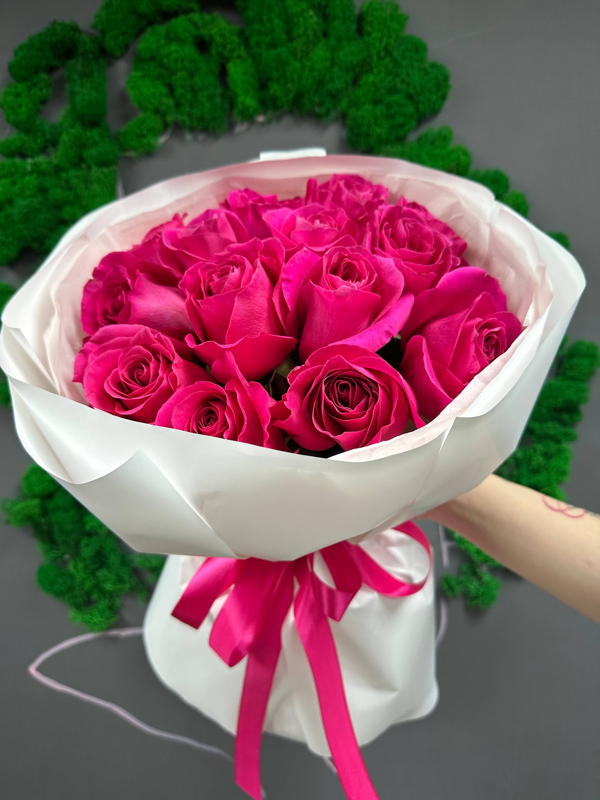 15 розовых роз