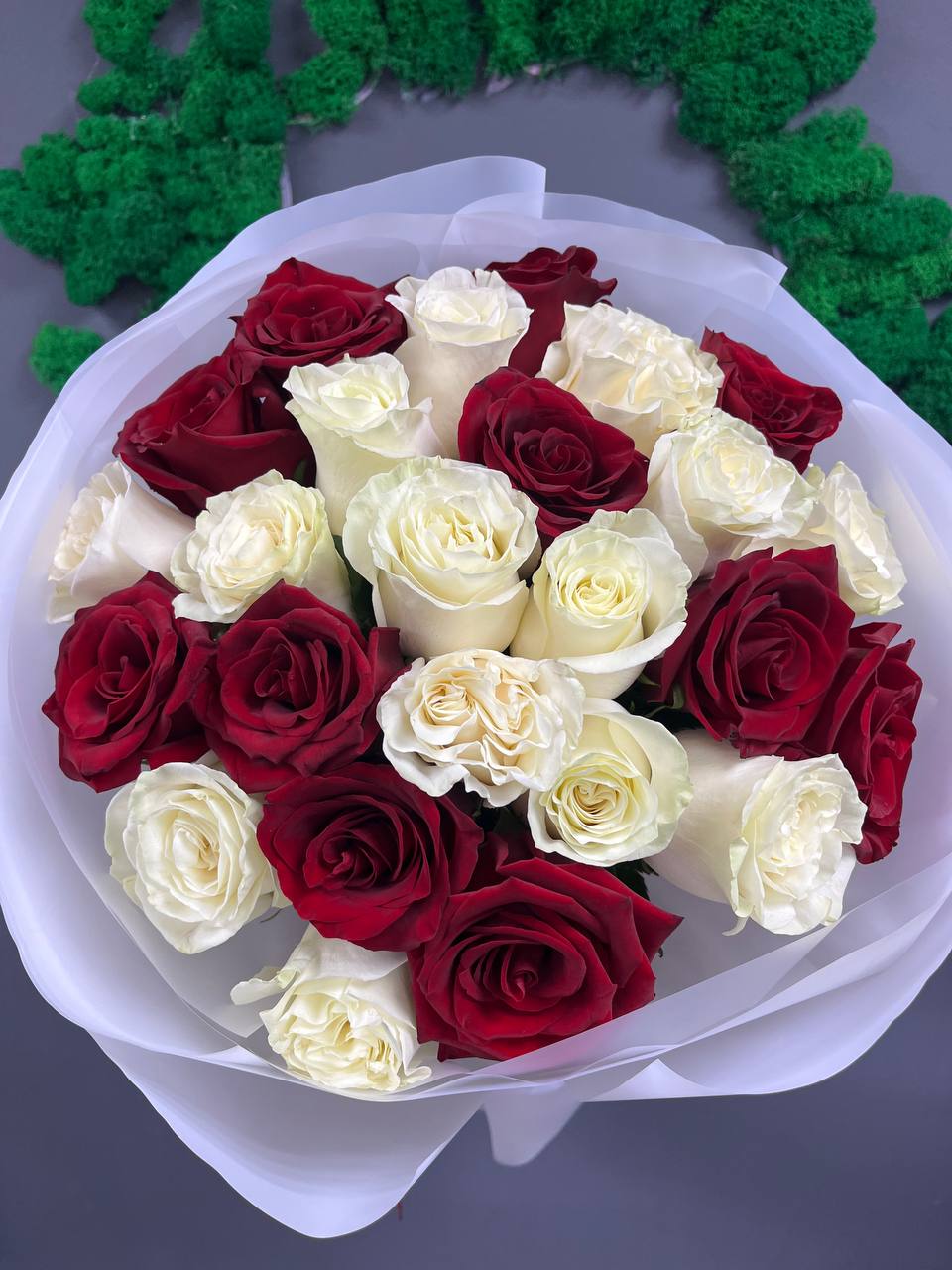 25 микс белая и красная роза