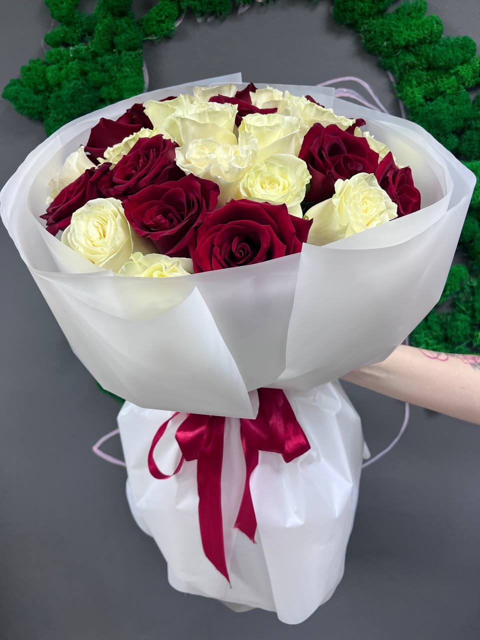 25 микс белая и красная роза