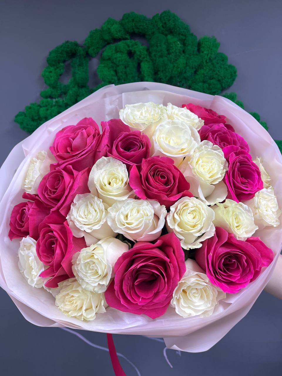 25 белых и розовых роз микс