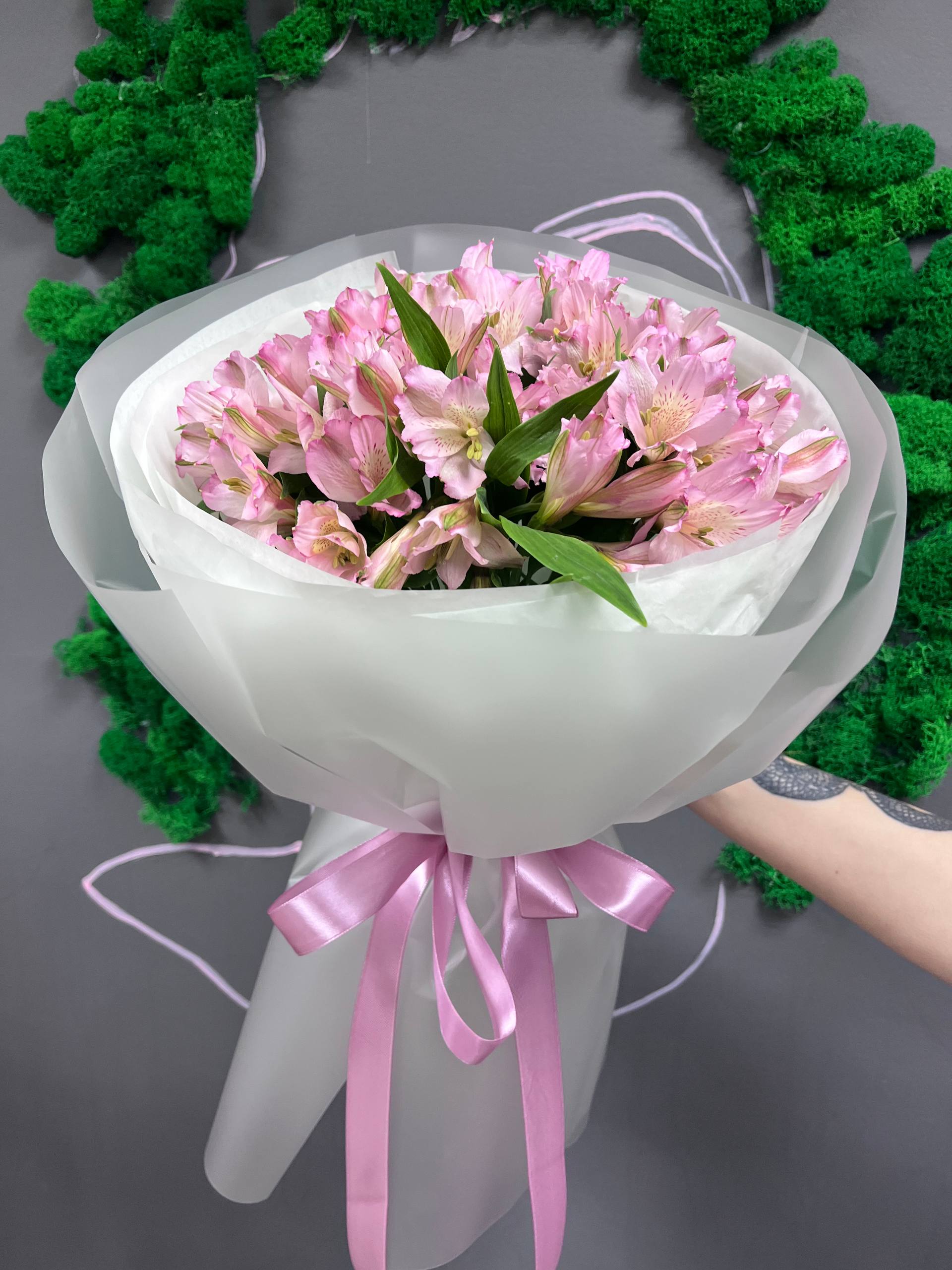 9 розов альстры