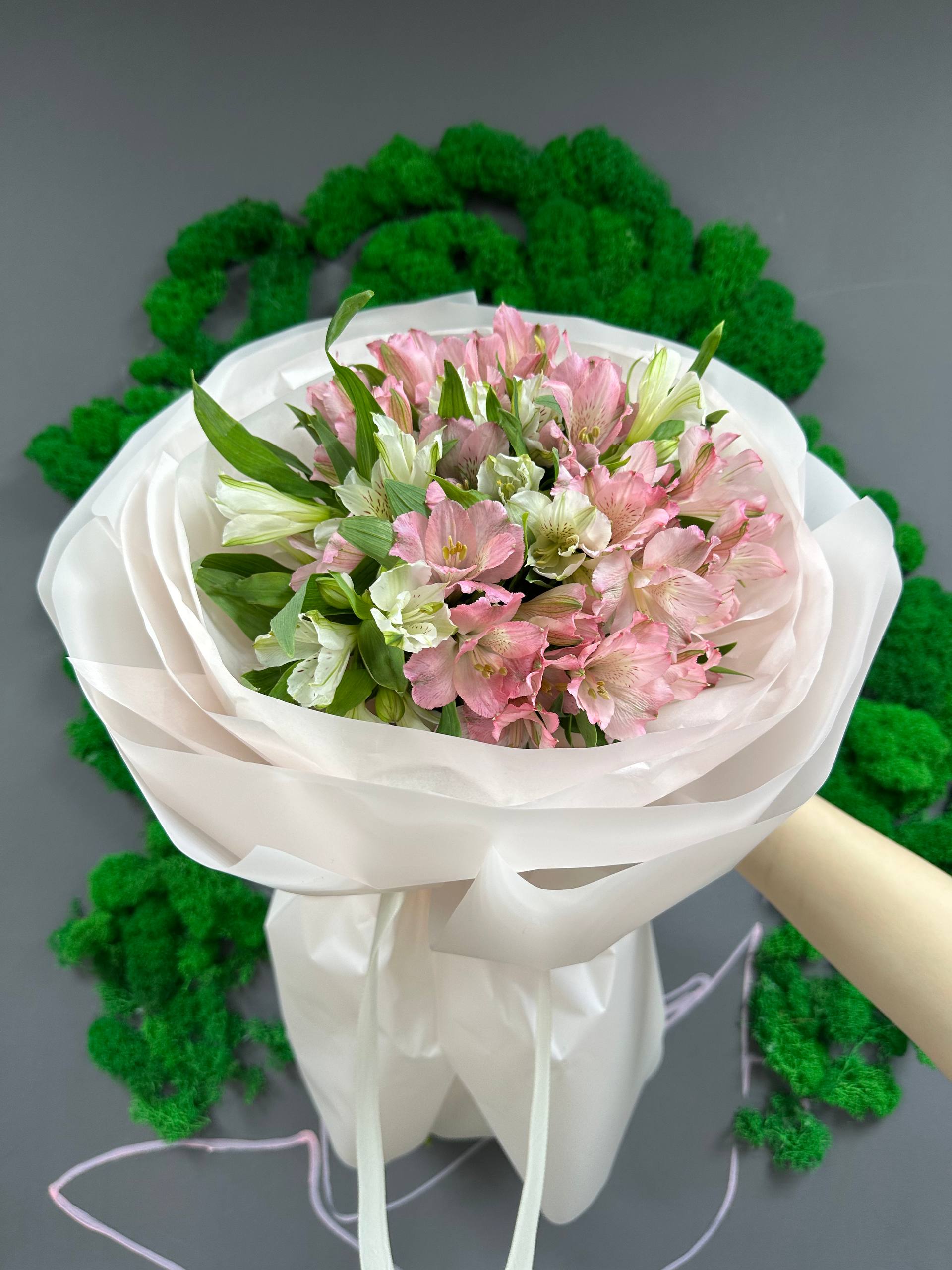 9 микс из белой и розовой альстры